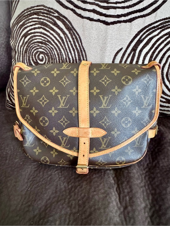 Louis Vuitton Handbags - Authentic Louis Vuitton Saumur 30 Crossbody
